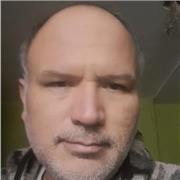 Profesor de matematicas imparte clases a niños